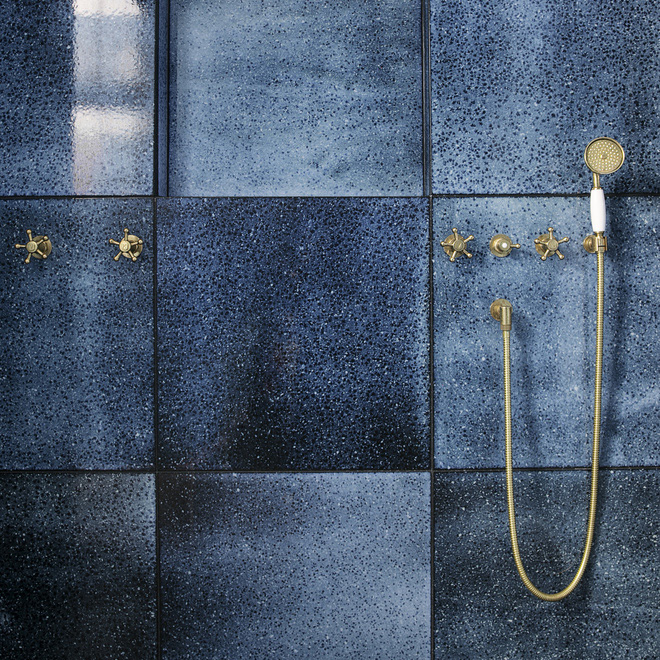 Grand carreaux bleu nuit, robinets et douche en laiton