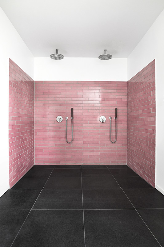 Deux douches carrelées en rose et noir