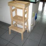 Tour d'apprentissage Montessori brocolée avec deux tabourets Ikea
