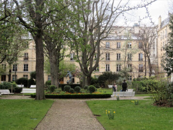 Le square privé de la Résidence Adrienne à Paris, dans le fond les fenêtres des appartements