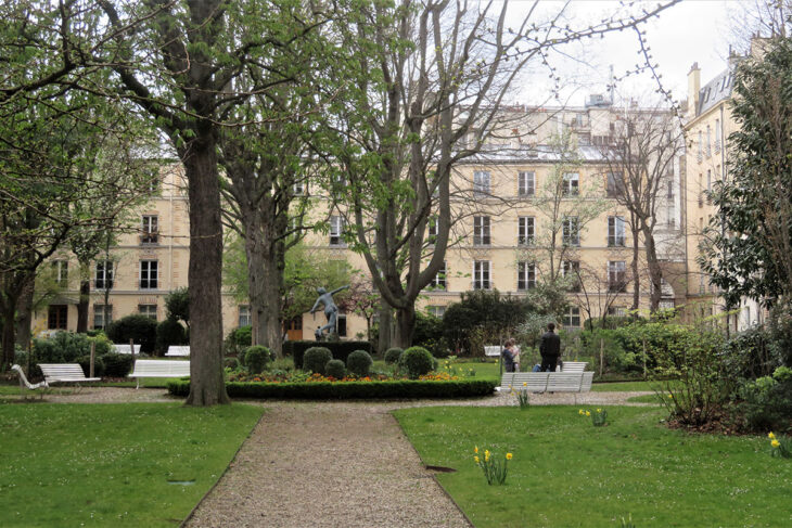Le square privé de la Résidence Adrienne à Paris, dans le fond les fenêtres des appartements