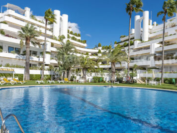 Résidence de vacances avec appartements en rez e chaussée sur la piscine