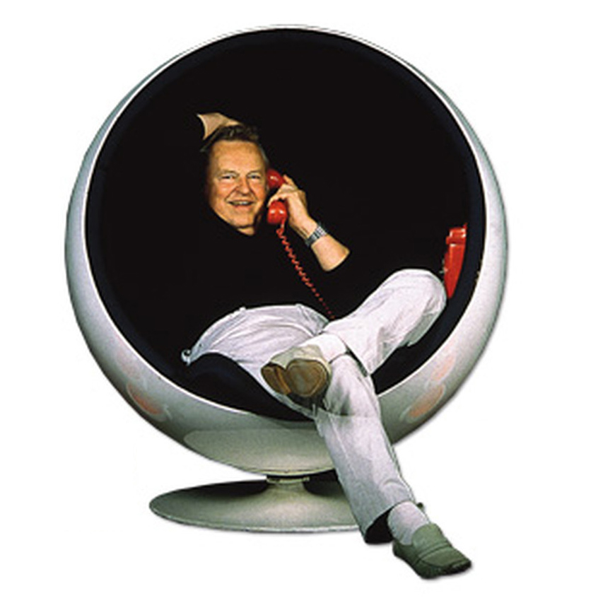 Le décorateur assis dans un Ball Chair