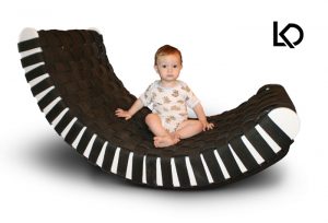 Un bébé se prélasse sur la chaise "Tired Lounge" de Leo Kempf