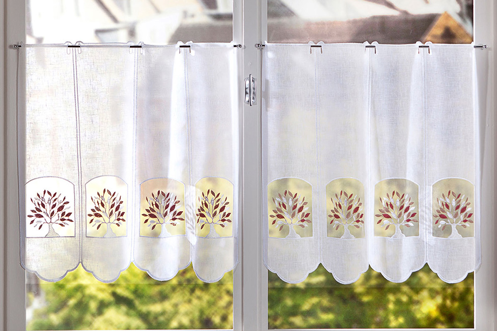 Double fenêtre habillée de rideaux brise-bise blancs