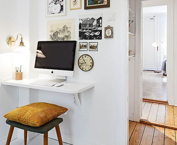 Petit bureau console accroché au mur