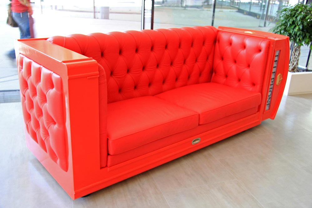 Canapé en cuir rouge capitonné