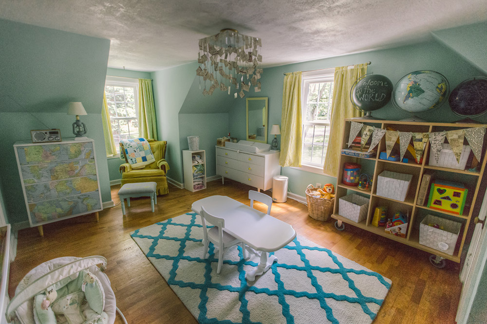 Chambre d'enfant avec un grand tapis central