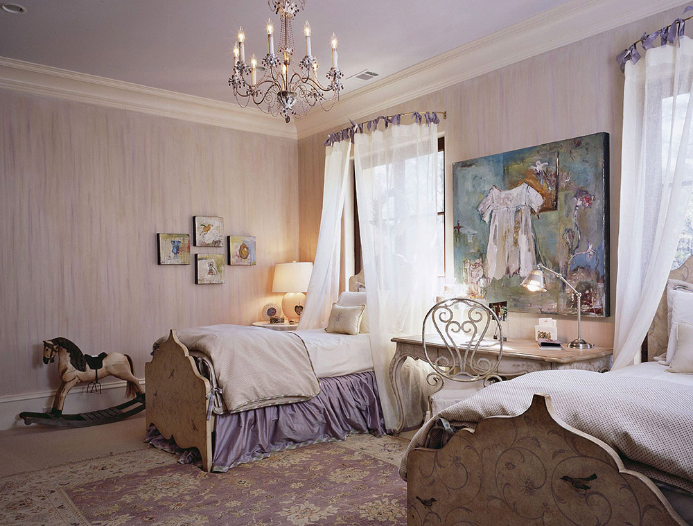 Deux grands lits en bois peint à l'italienne, une cheval à bascule en bois et un tableau moderne pour cette reconstitution d'une nursery italienne