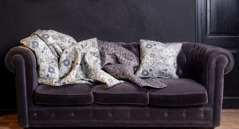 Canapé trois places chesterfield prune et coussin en imprimé liberty clair