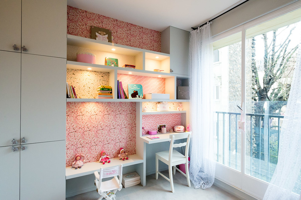 Chambre d'enfant avec grand balcon et un mur avec des étagères et deux bureaux