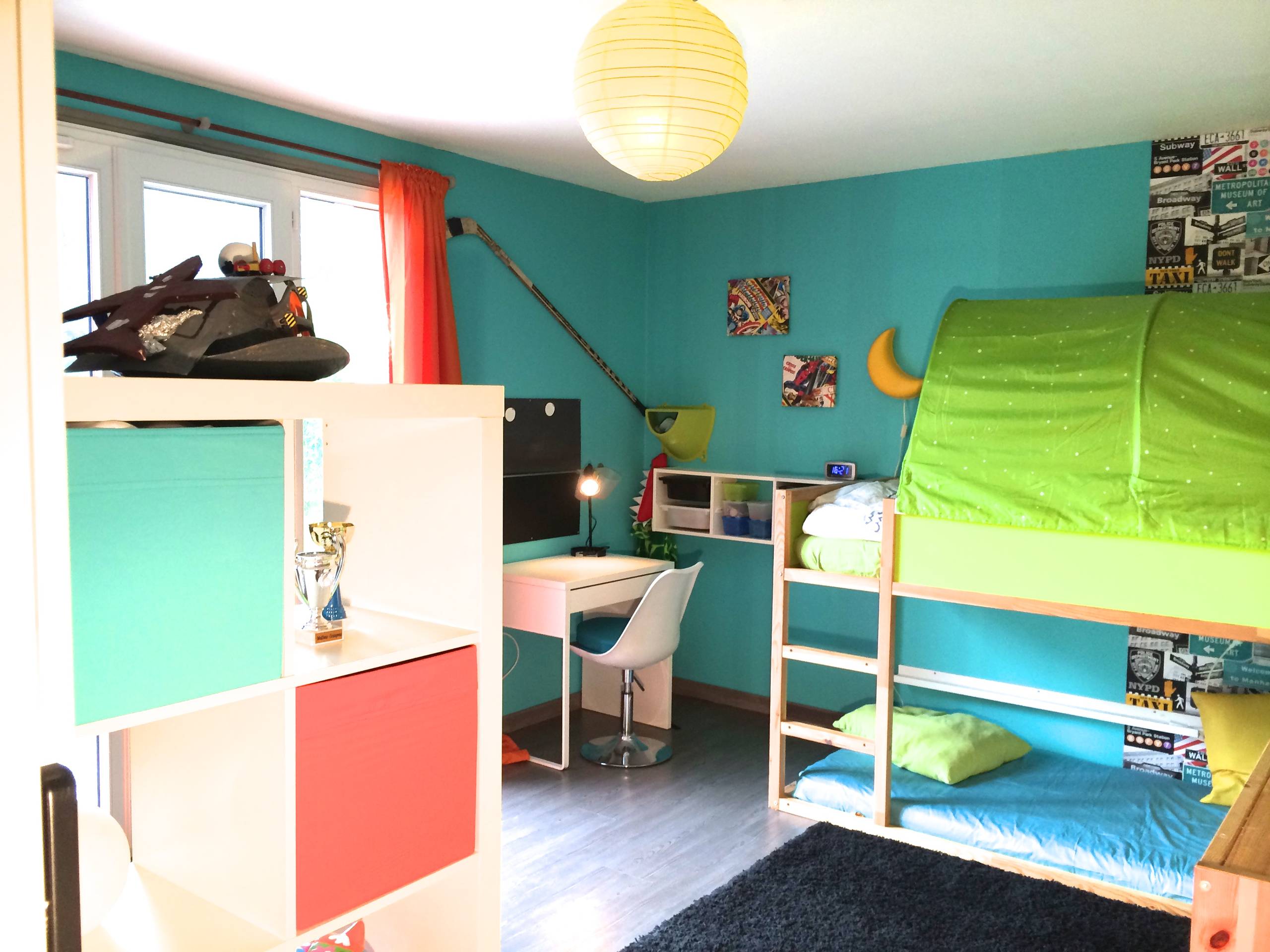 Chambre colorée avec lits superposés