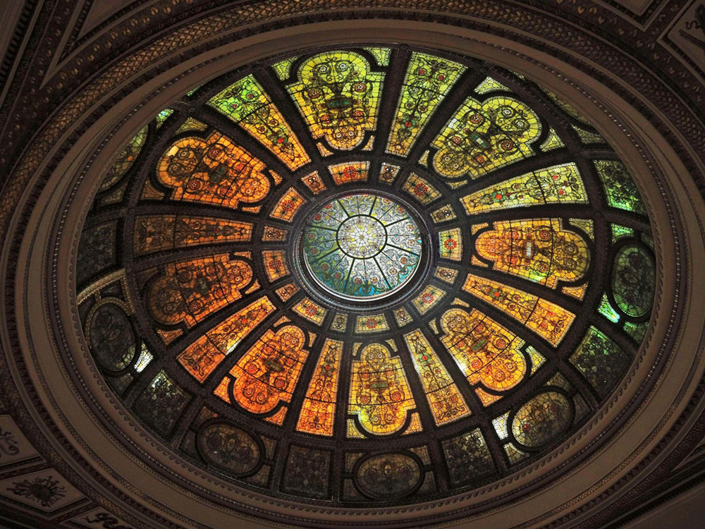 Verrière en forme de coupoles aux tons oranges et verts