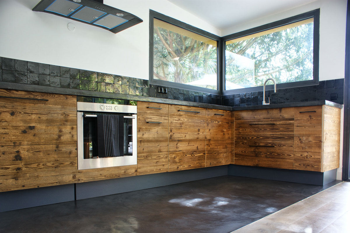 Cuisine look industriel avec un mélange de bois et de béton ciré