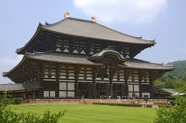 Façade du Todai-ji sur fond de ciel bleu avec les différents toits en bois