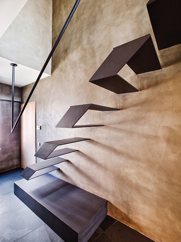 Escalier en métal vieilli 