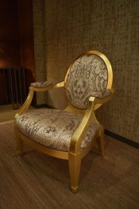 Un fauteuil à la forme XVII° mais design moderne