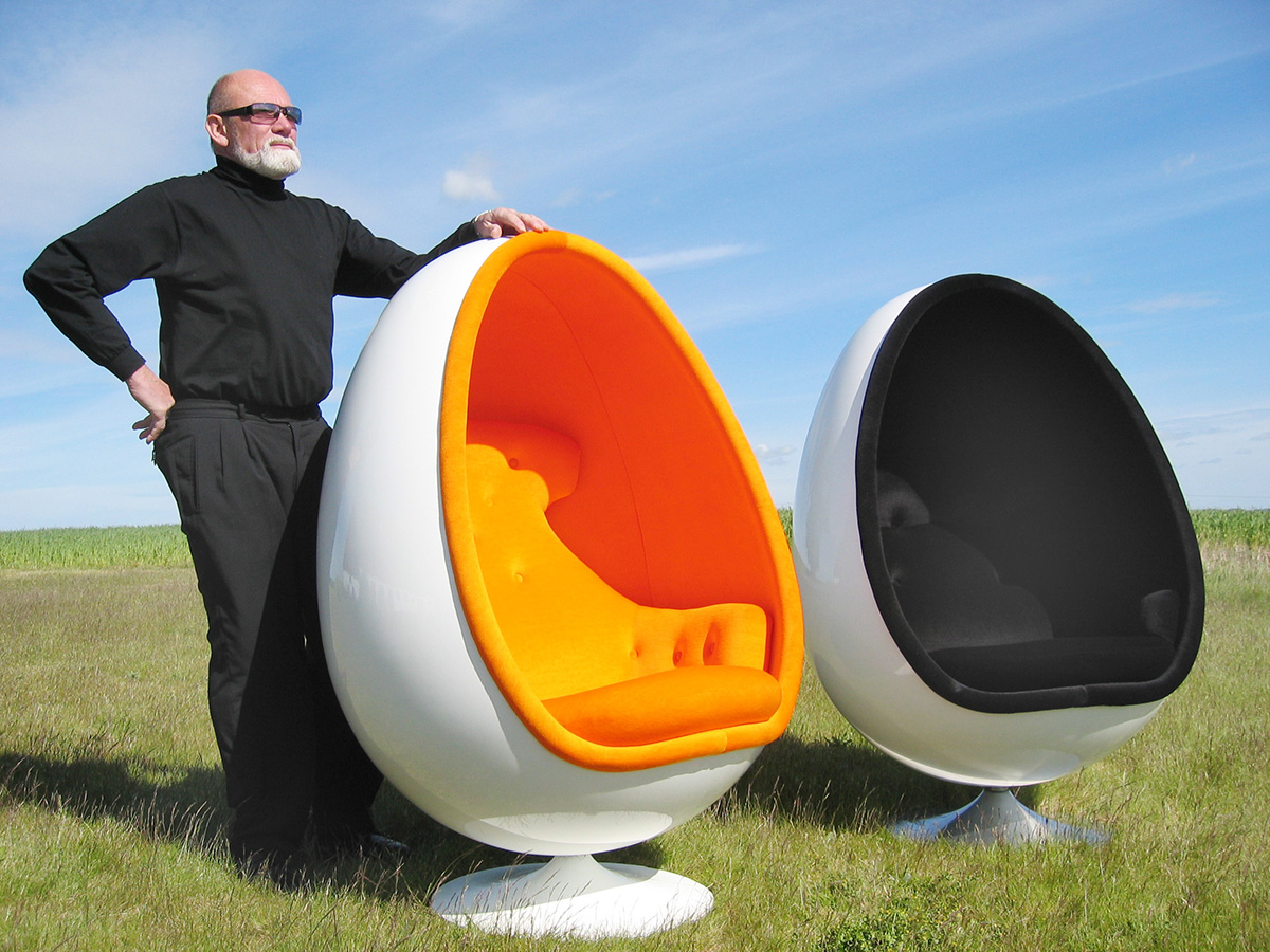 Le designer et deux fauteuils, en plein air