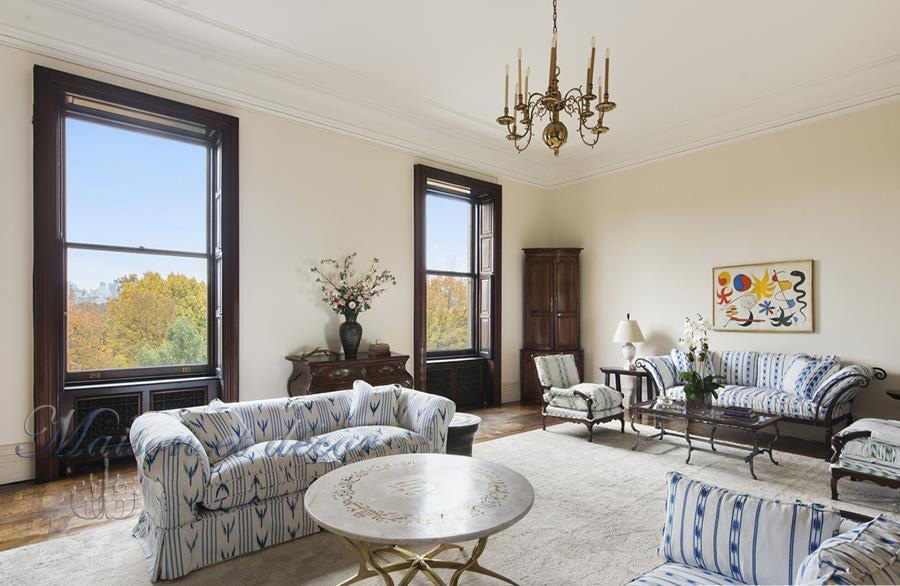 Le grand salon et les deux fenêtres sur Central Park