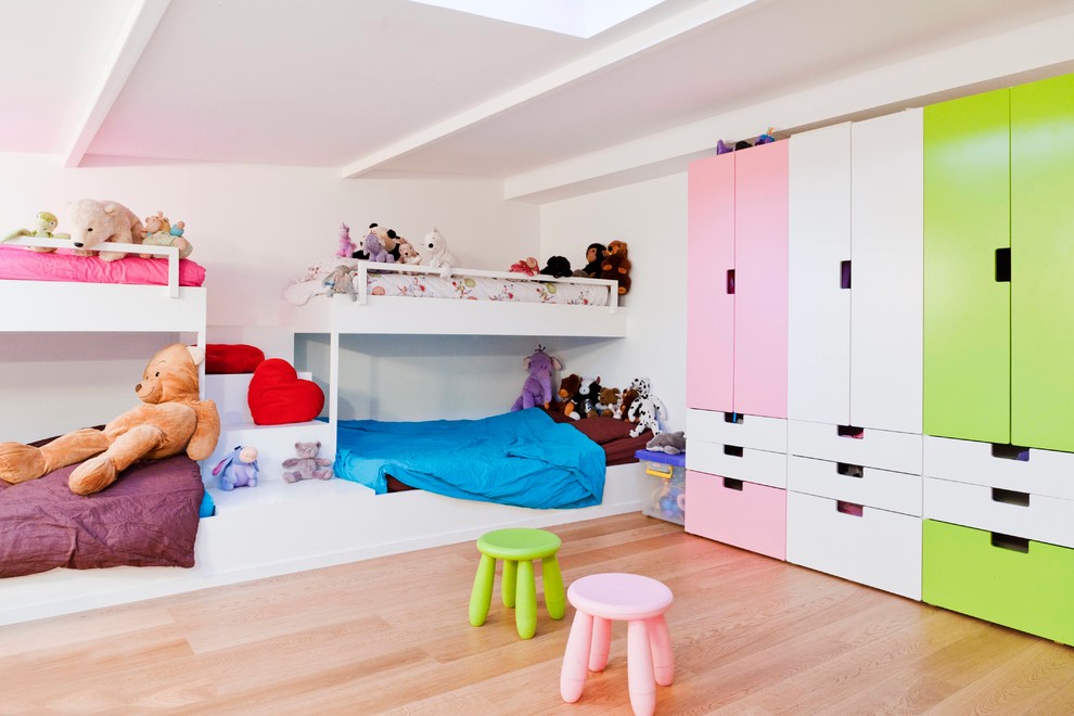 Grande chambre avec deux lits superposés et déco rose et verte
