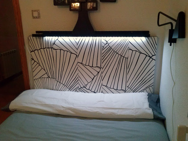 Tête de lit en étagères Billy