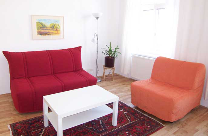 Canapé clic clac rouge et fauteuil dépliable saumon