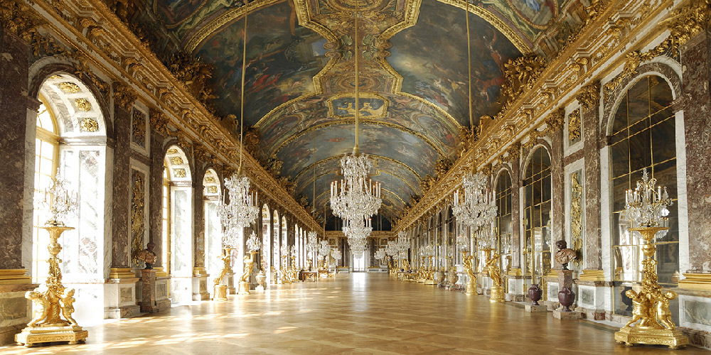 Vue de la Galerie des Glaces en longueur