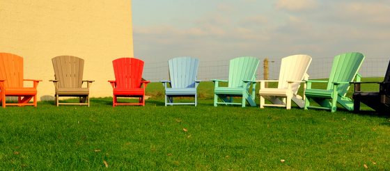 Une série de fauteuils adirondack en plastique recyclé