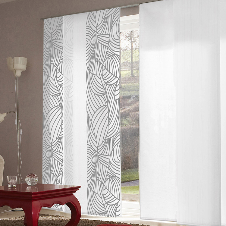 Une table laquée rouge devant une porte fenêtre habillée de trois panneaux japonais