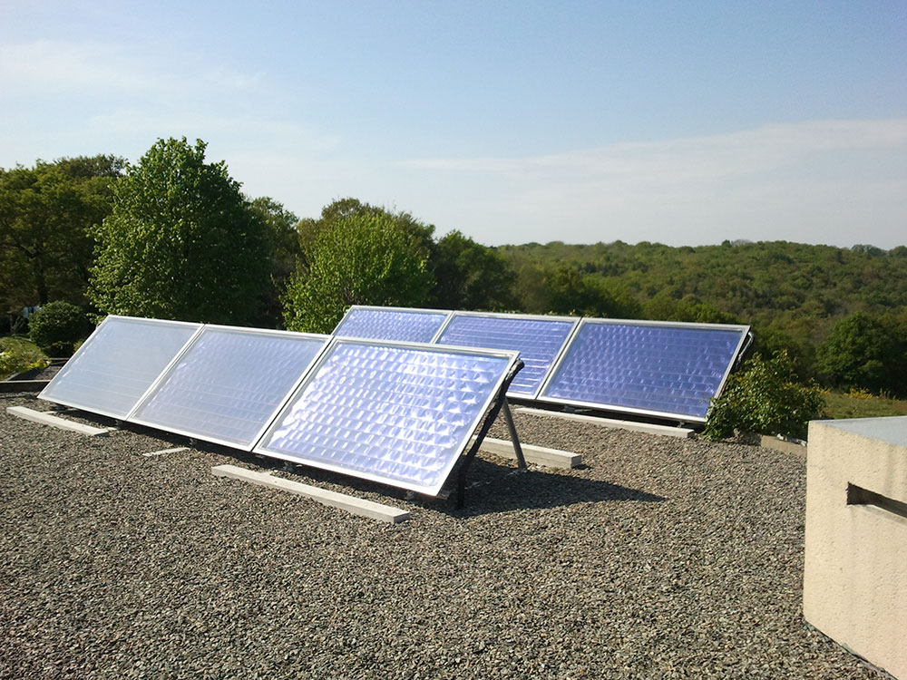 Ensemble de panneaux solaires au sol