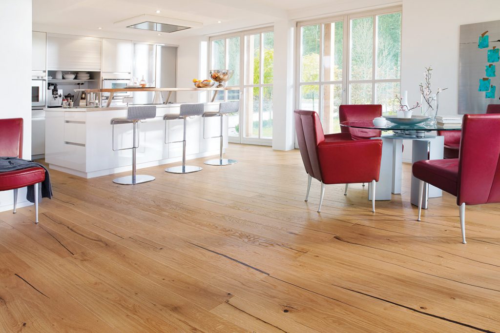 Cuisine américaine, meubles colorés et grandes baies vitrées