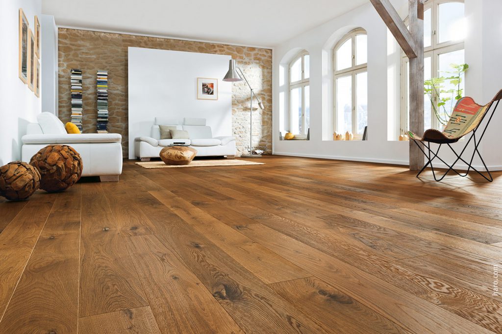 Salle de séjour aux murs blancs, parquet de chêne clair