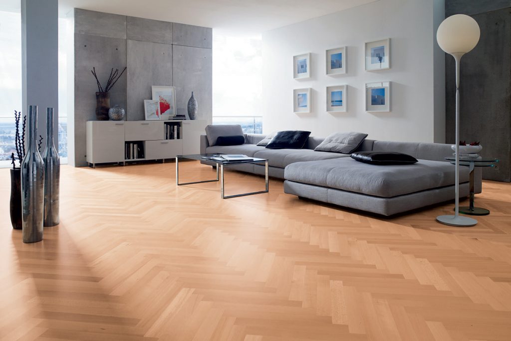 Parquet en hêtre couleur chaude et meubles modernes