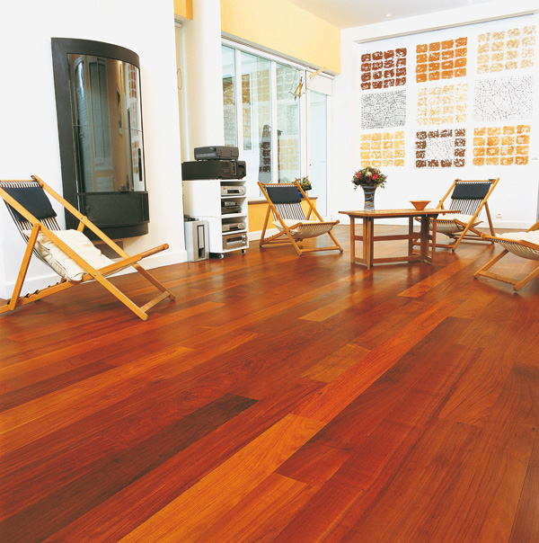 Une pièce avec un parquet en ipe