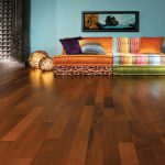 Parquet en merisier et coussins très colorés