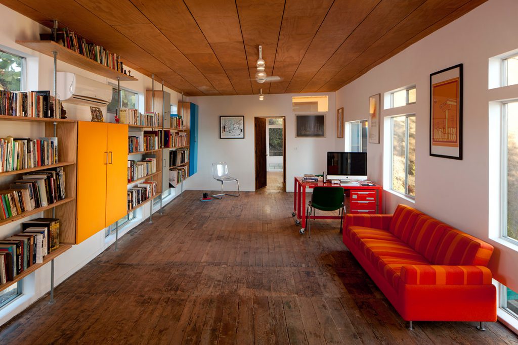 Pièce en longueur, parquet en chêne foncé et plafond de bois