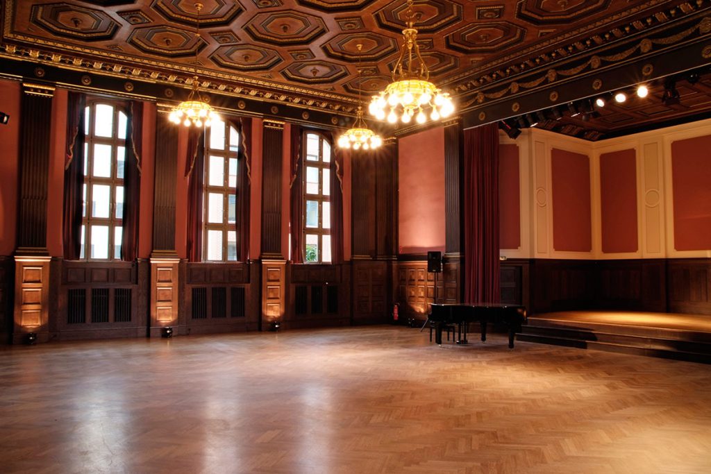 Plancher dans une salle de bal richement décorée