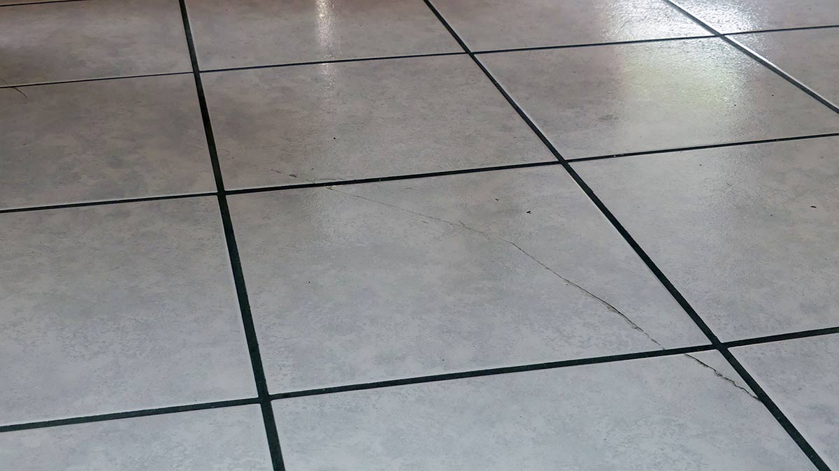 Carrelage blanc légèrement fissuré