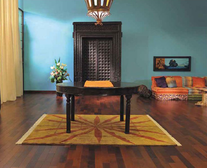 Porte orientale en bois noir, parquet en merisier et ambiance très chaleureuse