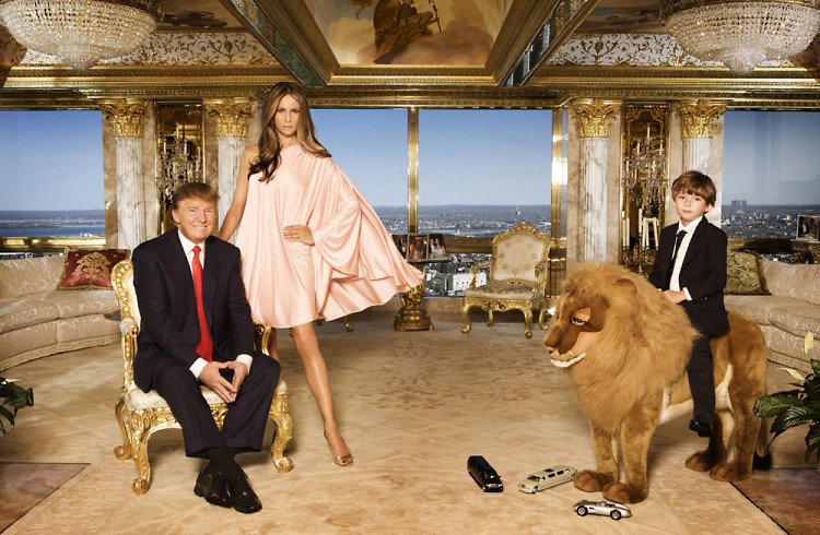 Portrait de Donald, Melania et Barron Trump avec Manhattan en fond