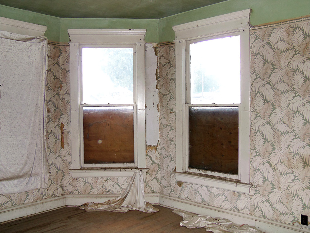 Bow Window aux papiers peints abîmés
