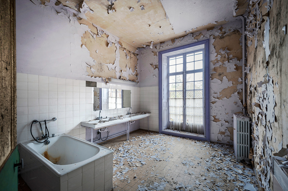 Salle de bain délabrée dans une maison abandonnée