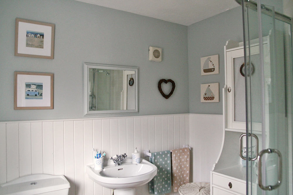 Gris vert et blanc, murs décorés avec des gravures