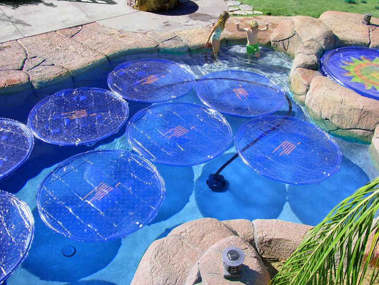 Solarsun rings dans une piscine naturelle habillée de pierres