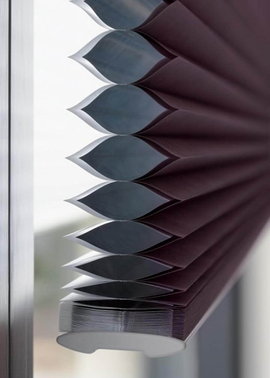 Vue de côté d'un store alvéolé violet et gros