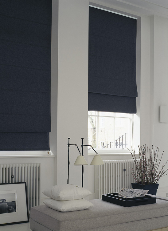 Fenêtre aux huisseries blanches habillée de stores bateau