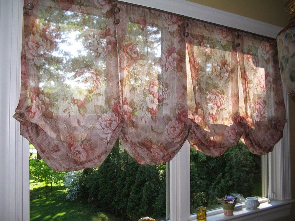 Fenêtres habillées de rideaux à bouillons semi transparents