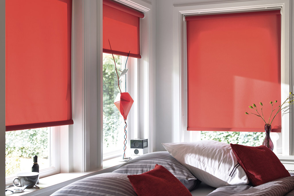 Trois stores rouges partiellement déroulés