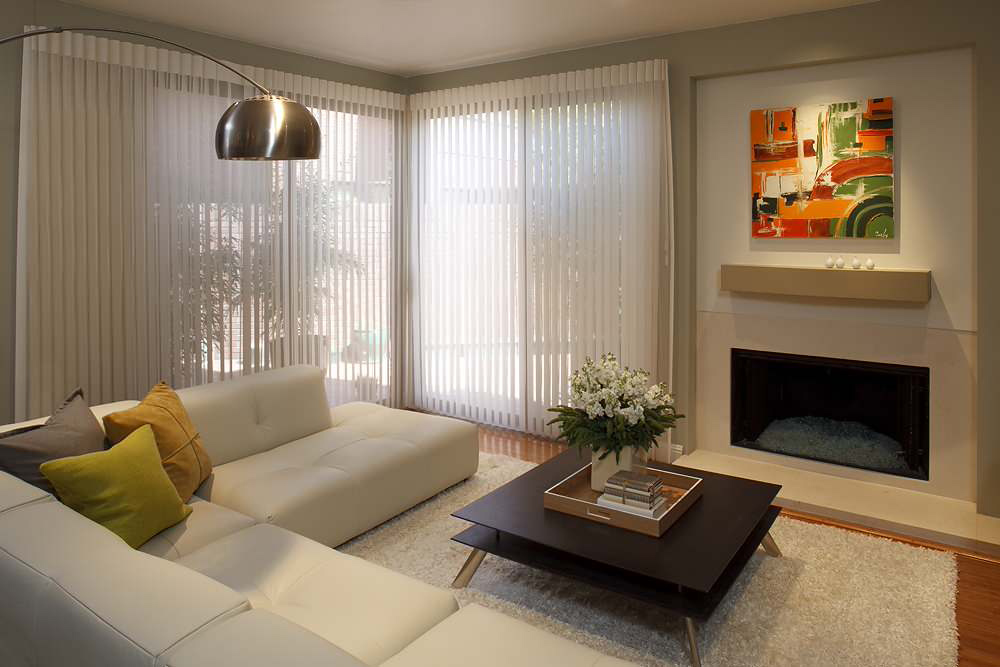Fenêtres d'angle habillées par des stores californiens