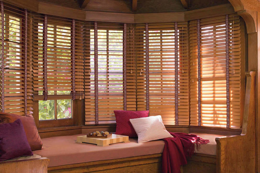 cinq fenêtres masquées de stores vénitiens